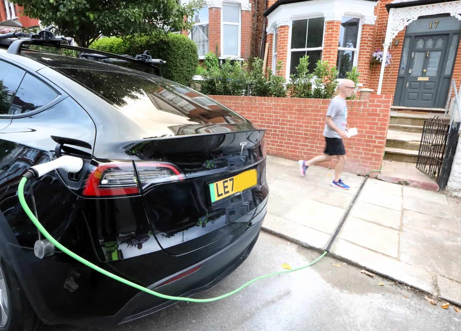 Homecharge-Cross-Pavement-Channel-Charging-EV-07